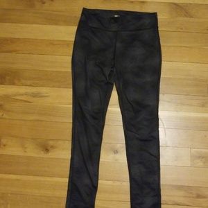 Patterned athletic leggings